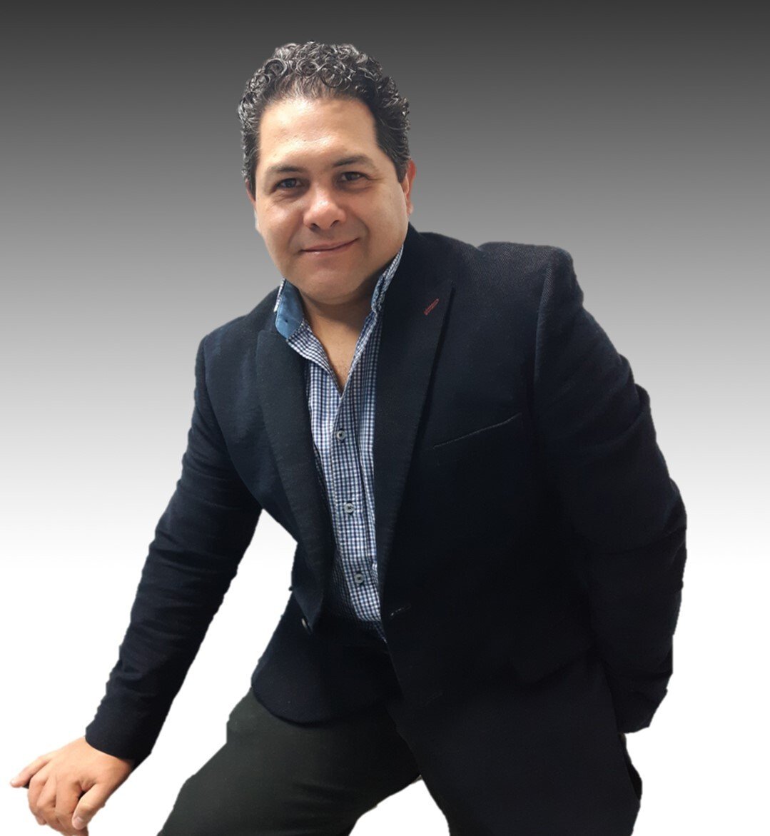 foto de danny con fondo gris